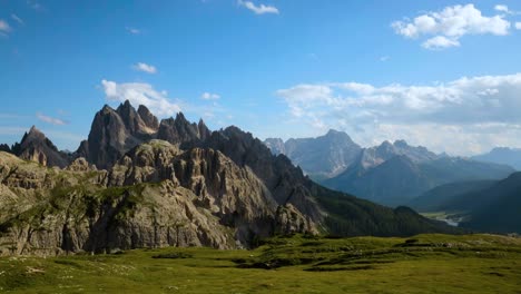 el parque natural nacional de timelapse se encuentra en los alpes dolomitas, la hermosa naturaleza de italia.