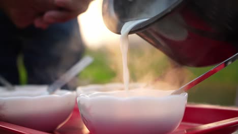 Milch-Wird-In-Eine-Schüssel-Mit-Speziellem-Müsli-Gegossen