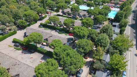 sobrevuelo aéreo sobre condominios y piscinas en el lago garda, italia