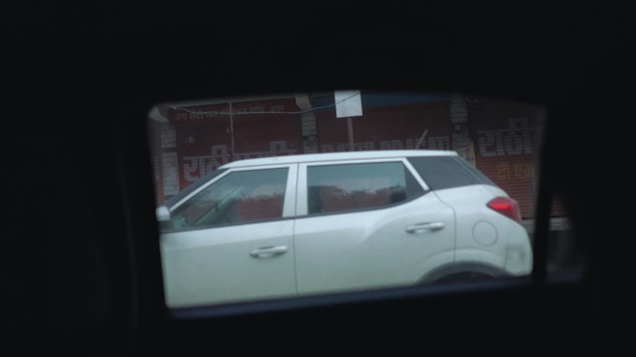 인도 시네마틱에서 운전하는 한 커플의 히마찰 산맥과 실루엣