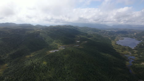 Blick-Auf-Ein-Tal-In-Flatdal,-Telemark,-Norwegen