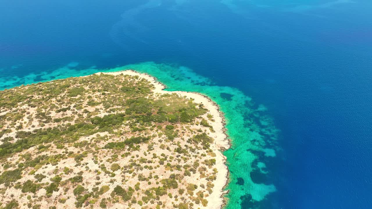 그리스 에게아 해 연안의 다채로운 물 위를 날아다니며