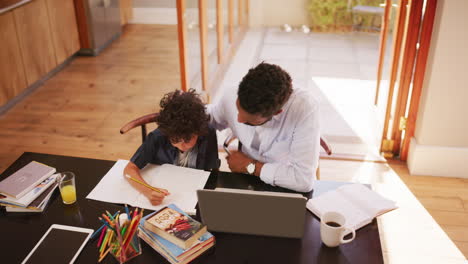 Papá-Siempre-Es-Una-Gran-Ayuda-Con-La-Tarea