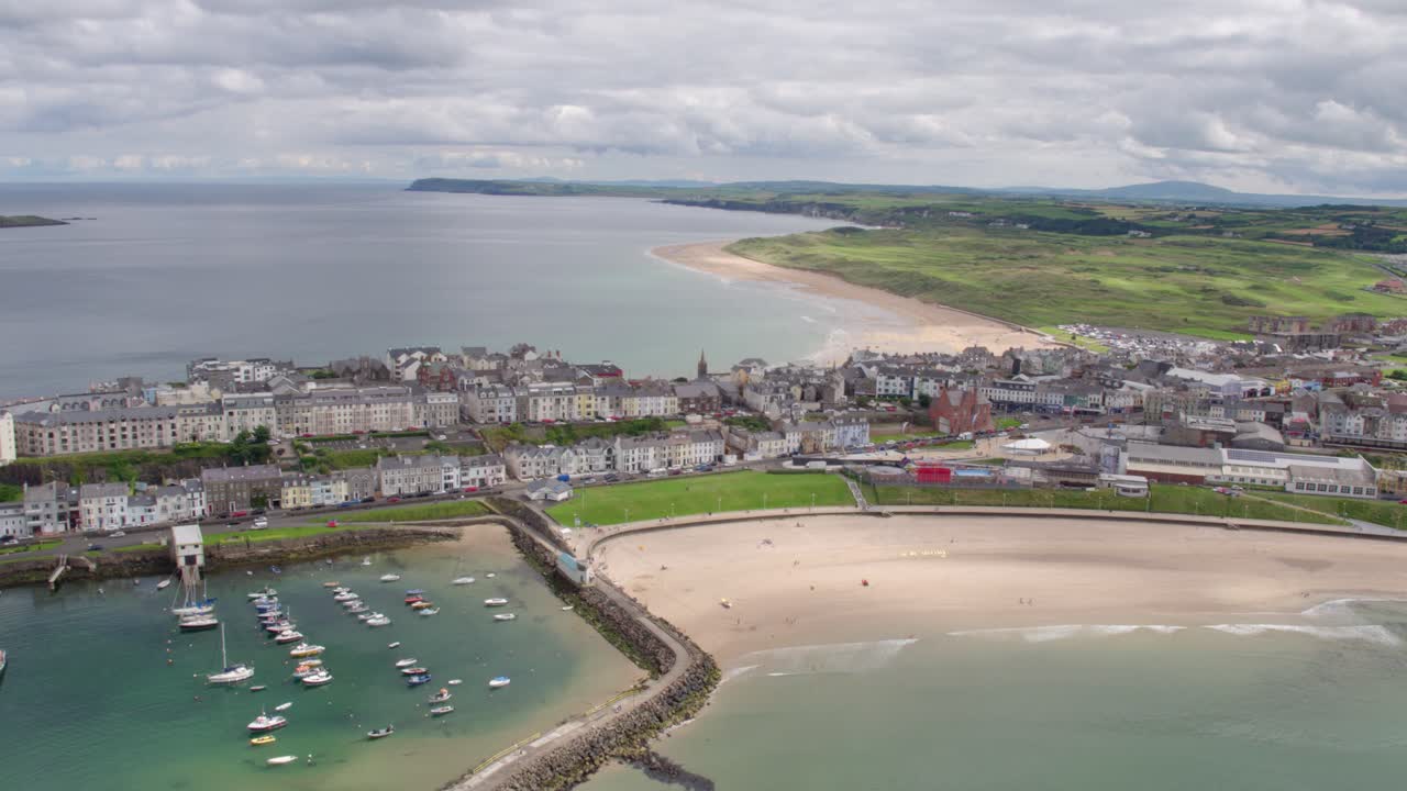 ciudad de portrush en la ruta costera de la calzada, irlanda del norte