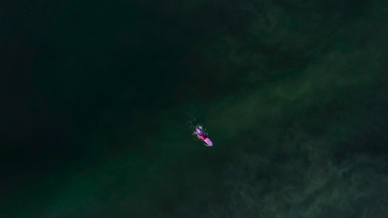 серфер на пирсе в оушенсайде в зеленой воде