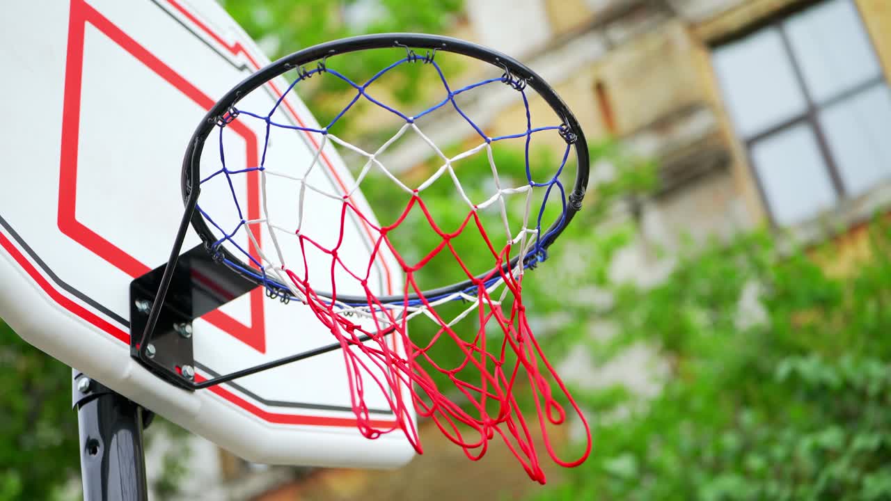 el aro de baloncesto al aire libre. la cancha de baloncestro de la calle urbana. determinación, resistencia, motivación, esfuerzo.