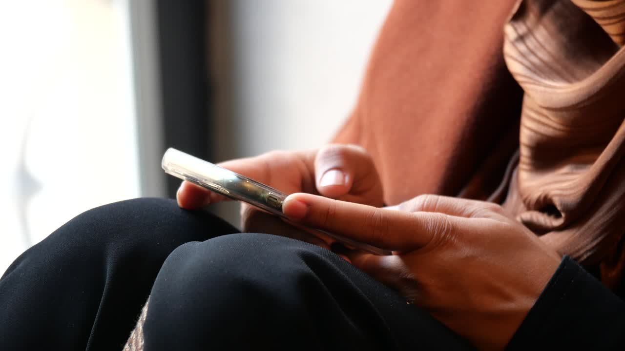 카페 에서 휴대 전화 를 사용하는 여자