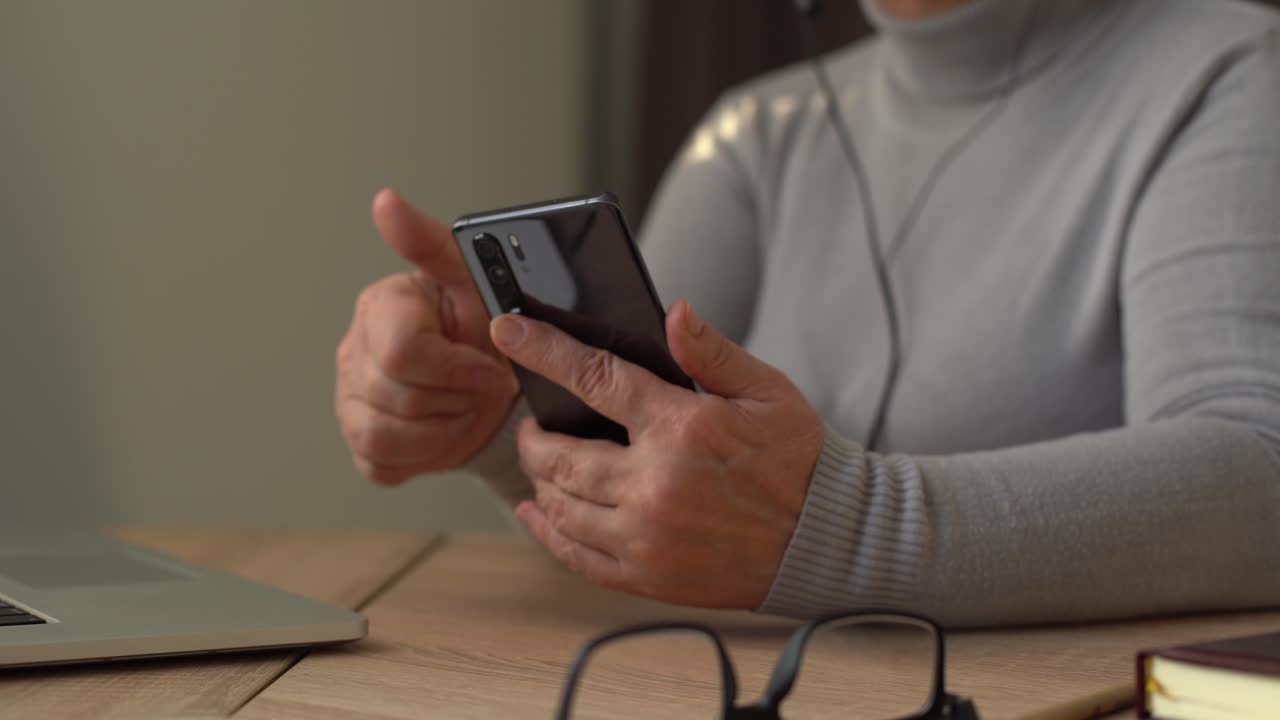 manos de una mujer mayor sosteniendo un teléfono celular. personas mayores usando un teléfono inteligente. concepto de tecnología de comunicación