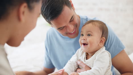 bebé, jugando y padre con mamá en el dormitorio