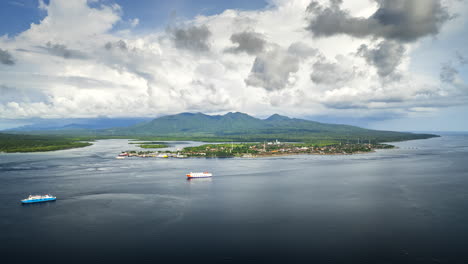 tráfico de barcos en el estrecho de bali con vista aérea del puerto de gilimanuk
