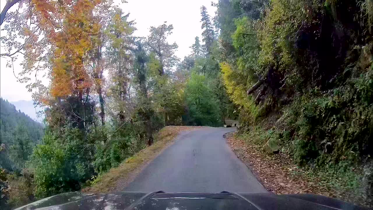 SUV circulant sur des routes de montagne étroites, dangereuses et sinueuses.