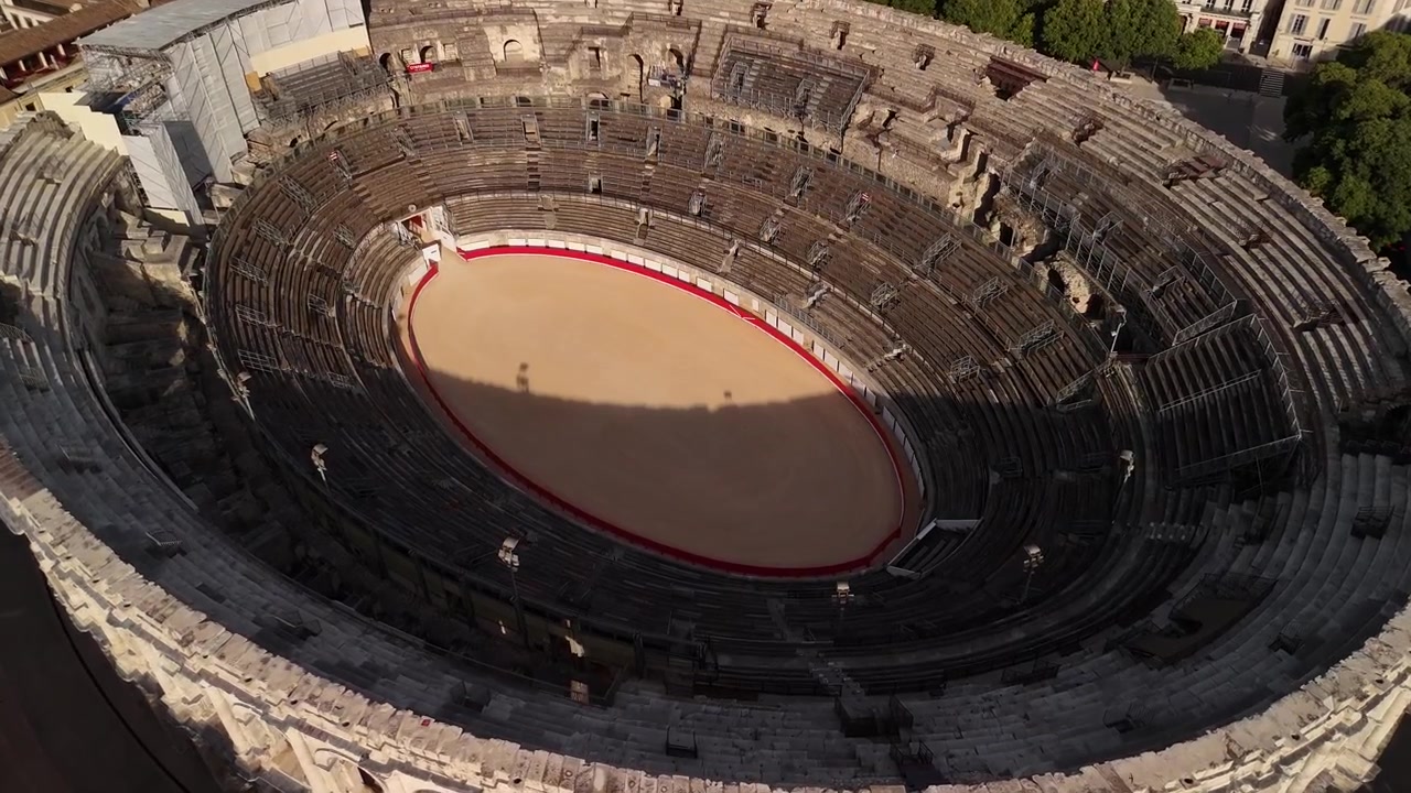 Arènes de Nîmes France, monument de l'Empire romain, vidéo aérienne par drone du paysage classé au patrimoine mondial de l'UNESCO