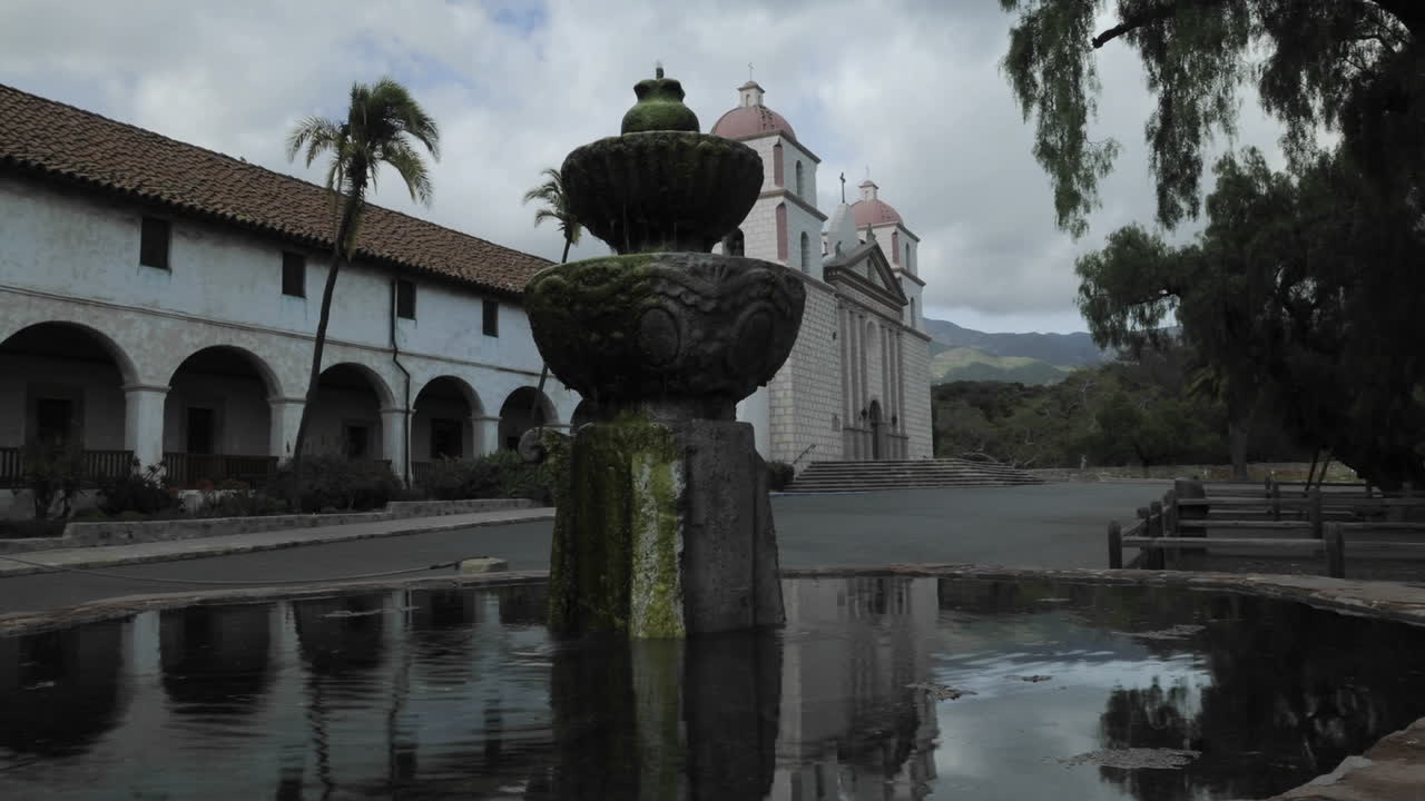 산타바바라 캘리포니아 앞 분수대에 반사되는 미션 산타바바라의 시간 경과 돌리 샷