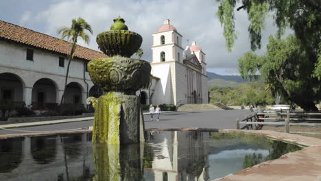 Zeitraffer-Dolly-Aufnahme-Der-Mission-Santa-Barbara,-Die-Sich-Im-Vorderen-Brunnen-In-Santa-Barbara,-Kalifornien,-Spiegelt