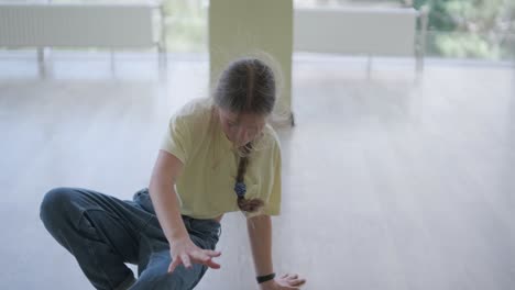 una chica joven con estilo bailando break dance y coreografía.