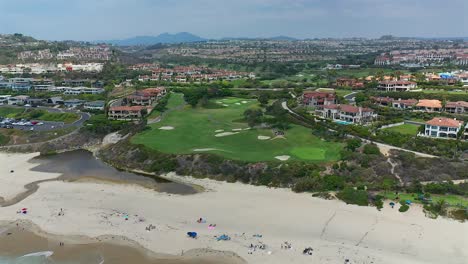 Vista-Aérea-Sobre-La-Playa-Y-El-Campo-De-Golf-De-Monarca-En-Dana-Point-California