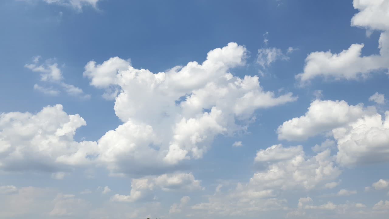 짙은 뇌우 비구름이 하늘을 가로질러 움직이는 푸른 여름 하늘