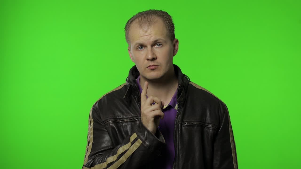 hombre de rock que tiene una idea inteligente, hablando inspirado por un nuevo pensamiento creativo, feliz de encontrar una solución