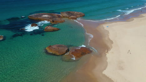 Vista-Aérea-De-La-Hermosa-Y-Tranquila-Playa-Australiana,-Caluroso-Día-De-Verano