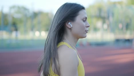 mujer corriendo en el parque con auriculares