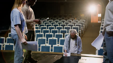 actores haciendo un ensayo en el escenario