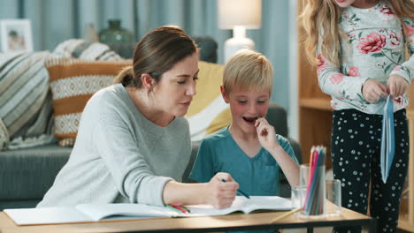 Es-Ist-Wie-Ein-Klassenzimmer-In-Ihrem-Wohnzimmer