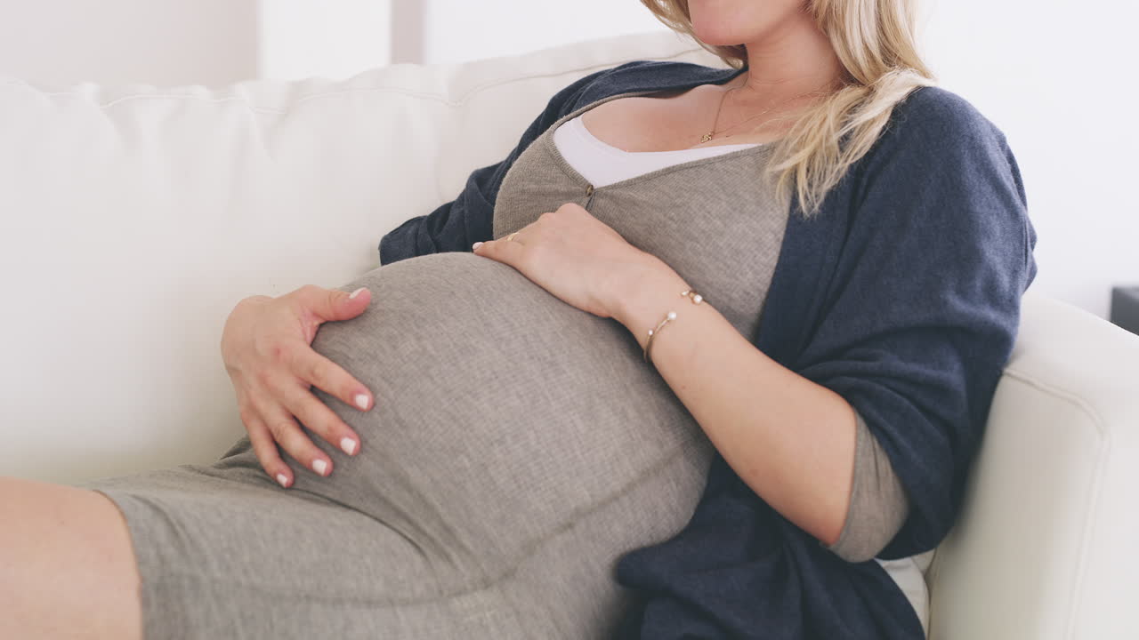 4k кадры женщины, которая протирает свой беременный живот