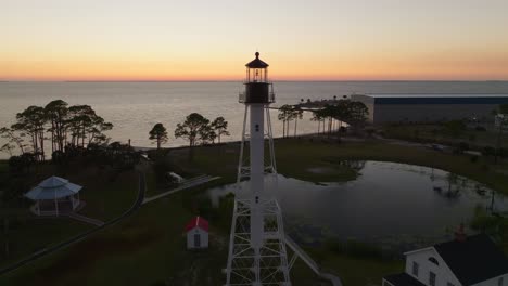 Drohnenumlaufbahn-Des-Sonnenuntergangs-Und-Wunderschöne-Aussicht-Auf-Das-Meer-Hinter-Dem-Leuchtturm-Von-Cape-San-Blas-In-Port-St