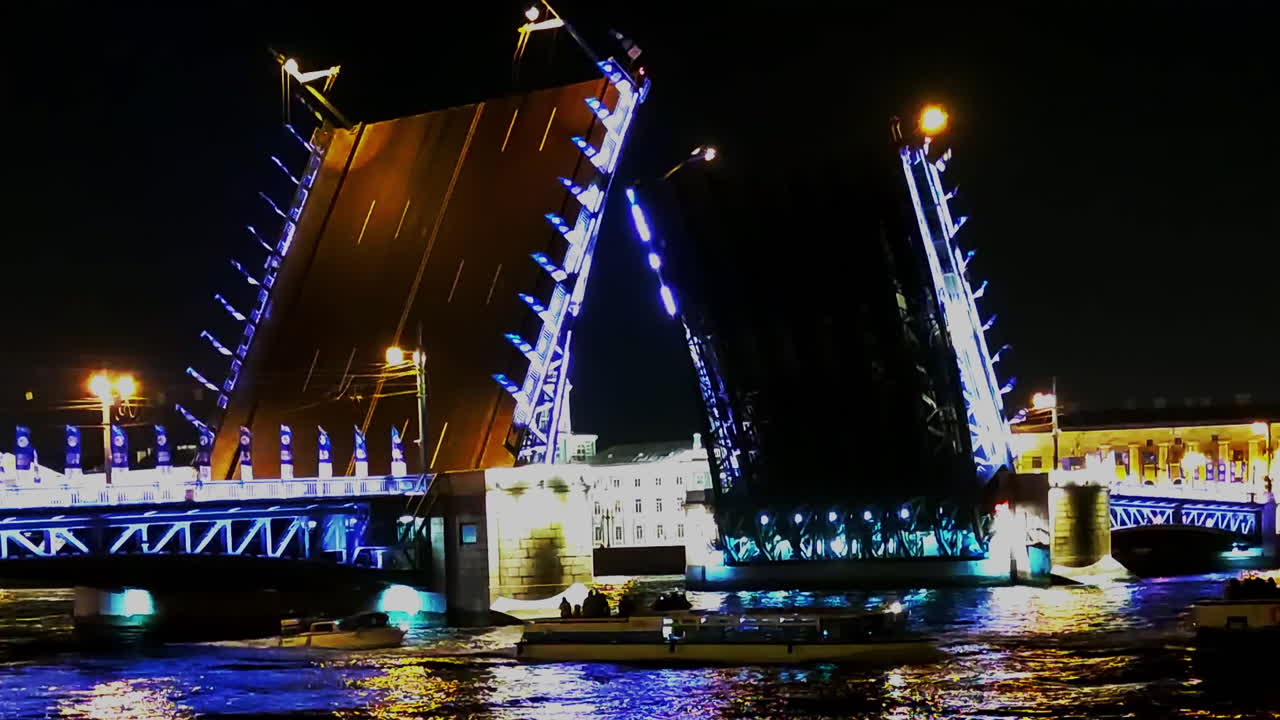 밤에는 상트 페테르부르크에서 열려있는 다리