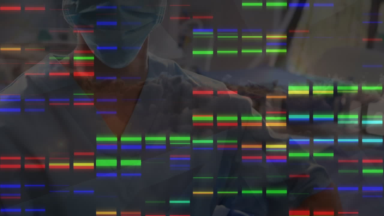 animación del procesamiento de datos en una pantalla digital sobre una doctora caucásica con máscara facial