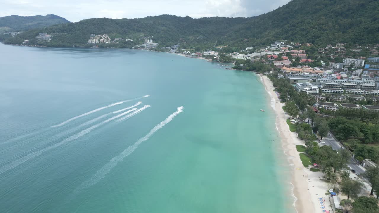 Vista panorámica cinematográfica aérea de paisaje urbano con moto acuática en la playa de Patong, Phuket, Tailandia