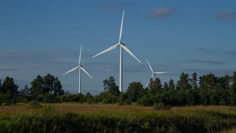 Zeitraffer-Von-Windkraftanlagen-Bei-Bewölktem-Wetter