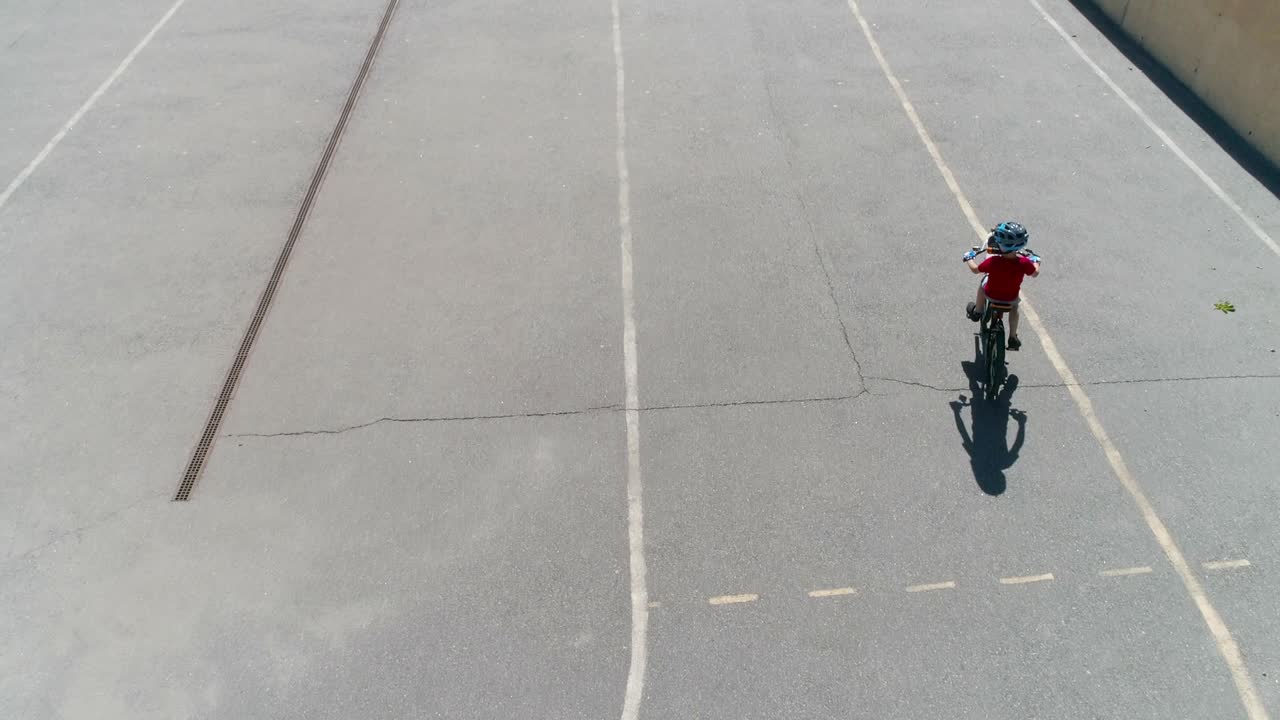 Vista aerea di un giovane ciclista che va in bicicletta in uno stadio vuoto.