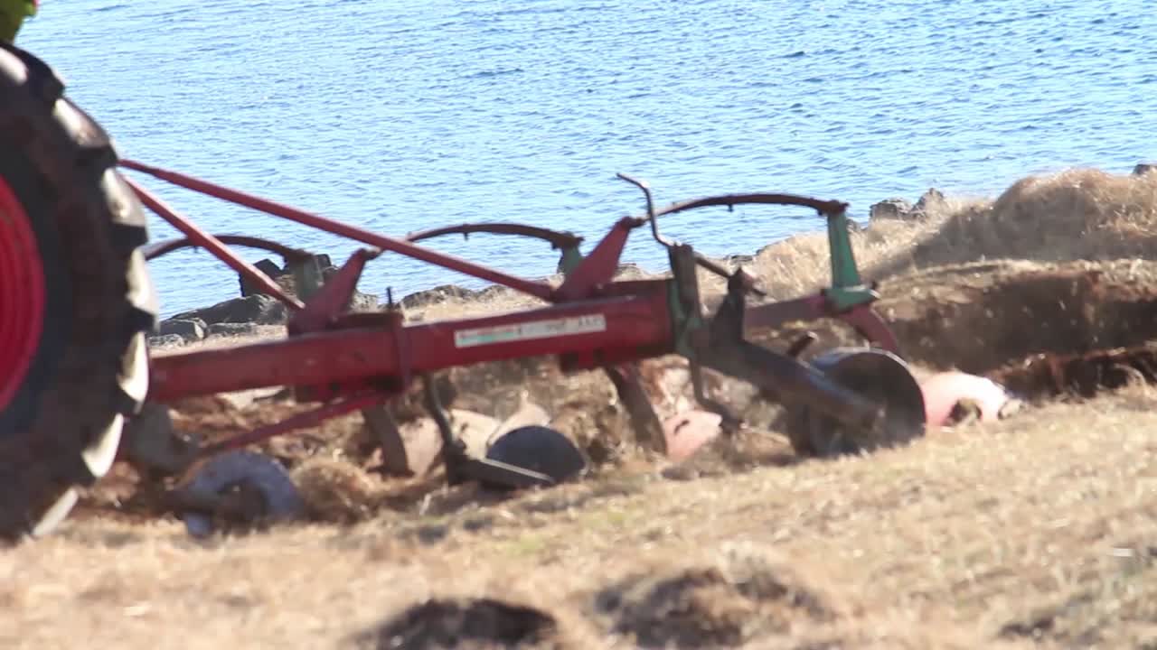 그의 트랙터, 아이슬란드와 함께 새로운 분야를 경작하는 농부