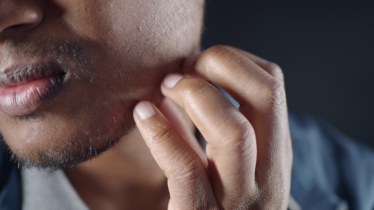 hombre rascándose la piel con picazón en la cara