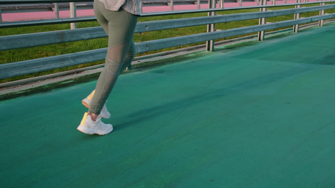 초록색 트랙에서 조하는 여자