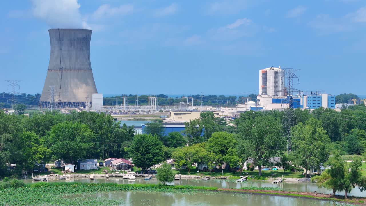 水蒸気を放出する冷却塔を備えた原子力発電所