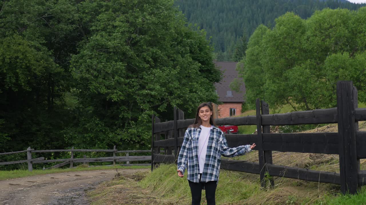 시골 산책을 즐기는 여자