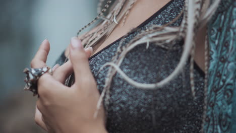 mujer bohemia con joyas de conchas y plumas