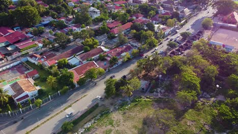 Drone-Aéreo-Sobre-El-Mercado-De-Frutas-Y-Verduras-Del-Centro-De-La-Ciudad-Y-Tráfico-Que-Fluye-Libremente-Moviéndose-Por-Dili,-Timor-leste-En-El-Sudeste-Asiático,-Vista-Aérea-De-Drones-De-La-Capital-Asiática