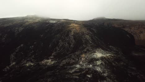 vista aérea del paisaje del valle de meradalir, islandia, durante las erupciones del volcán fagradalsfjall