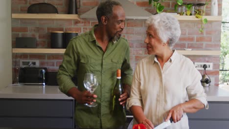 Marido-Afroamericano-De-Alto-Rango-Y-Esposa-De-Raza-Mixta-Cocinando-Juntos-En-Casa