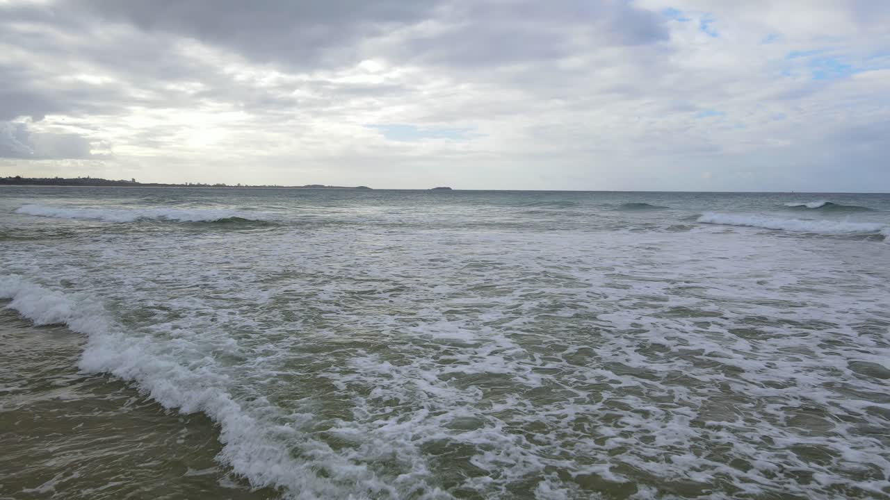 호주 뉴사우스웨일즈주 킹스클리프의 아름다운 바다 위를 날고 있는 드론