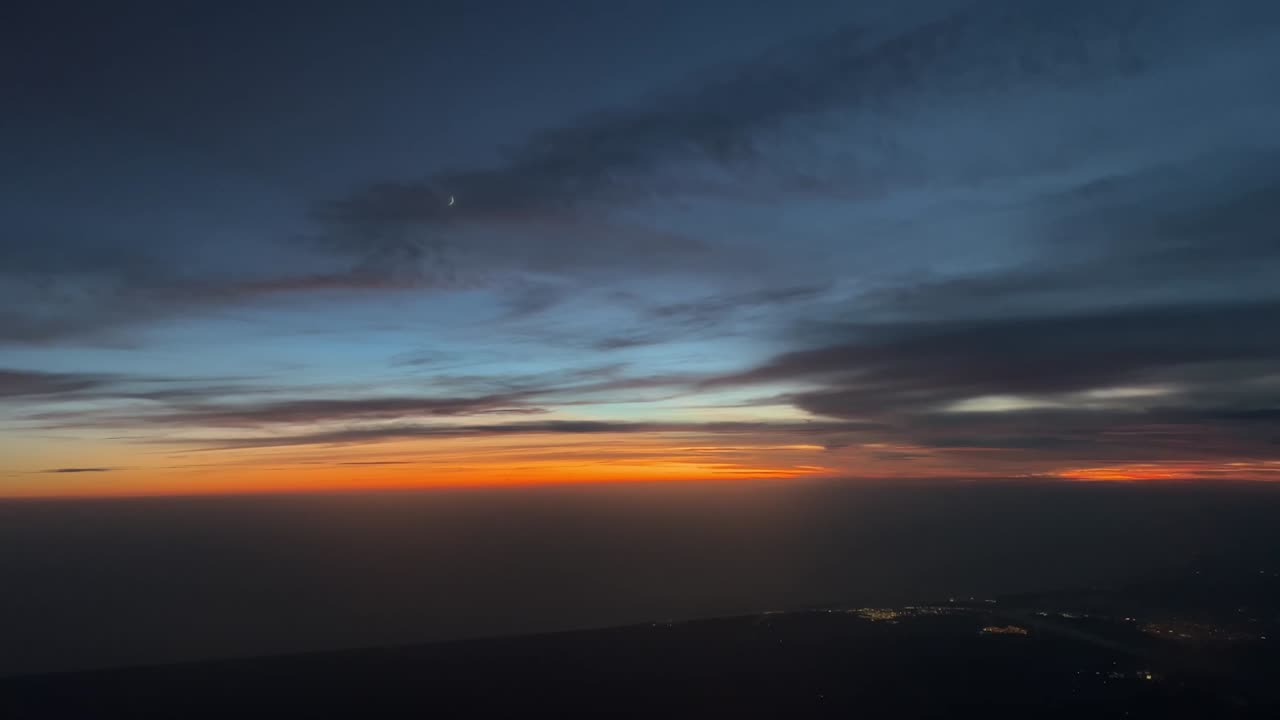 Spektakulær solnedgang optaget fra et jetcockpit under flyvning i 12.000 meters højde nær den portugisiske kyst vestpå.