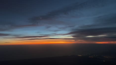 spectaculaire zonsondergang vastgelegd vanuit een jetcockpit terwijl hij op 12.000 meter hoogte vloog nabij de portugese kust in westelijke richting