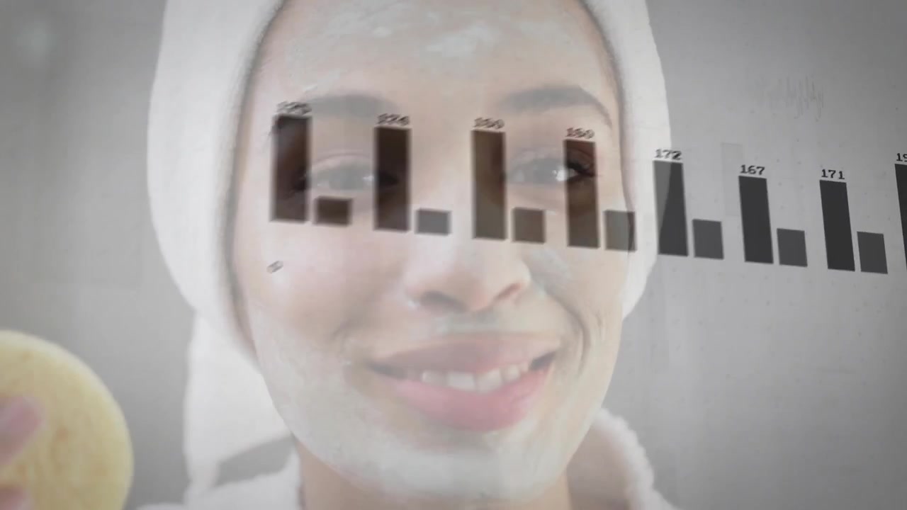 Mulher segurando esponja, removendo máscara e limpando a pele, com gráficos de beleza crescendo sobre o rosto e desaparecendo