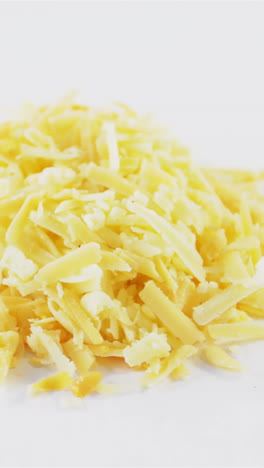 queso rallado sobre fondo blanco