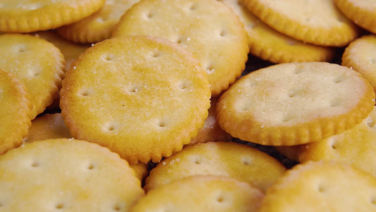 Biscoitos cracker secos. Círculos crocantes e saborosos. Macro.