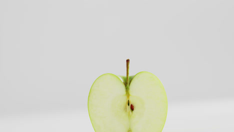 primer plano de una manzana verde cortada por la mitad