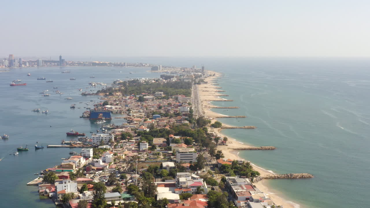Vista aerea dell'Ilha do Cabo e del mare calmo e blu in Angola. - ripresa in allontanamento